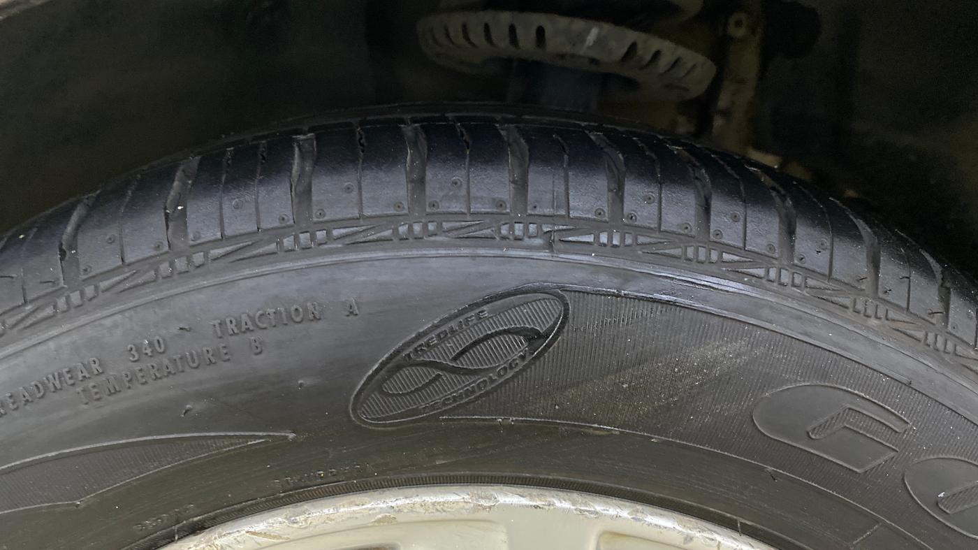 2014 Volkswagen Vento HIGHLINE PETROL AT, Petrol, Automatic, 32,543 km, Left Front Tyre Tread