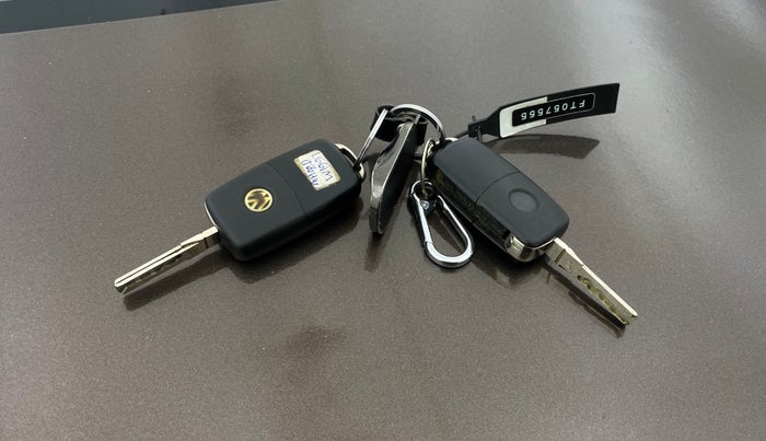 2014 Volkswagen Vento HIGHLINE PETROL AT, Petrol, Automatic, 32,543 km, Key Close Up