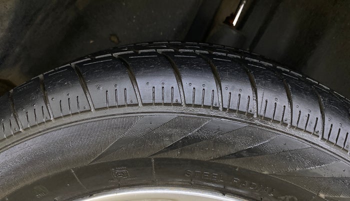 2014 Volkswagen Vento HIGHLINE PETROL AT, Petrol, Automatic, 32,543 km, Right Rear Tyre Tread