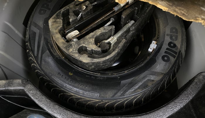 2014 Volkswagen Vento HIGHLINE PETROL AT, Petrol, Automatic, 32,543 km, Spare Tyre