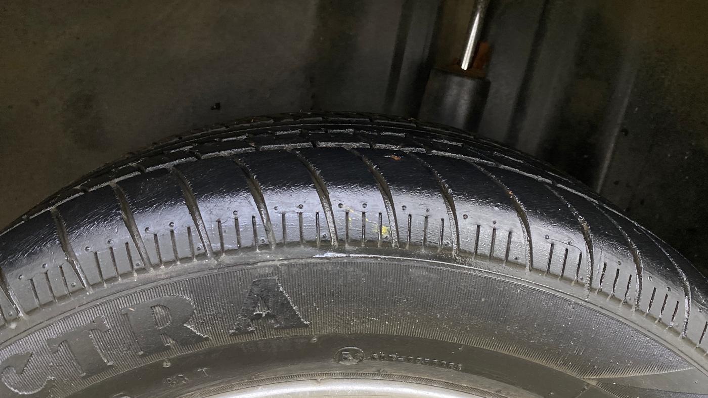 2014 Volkswagen Vento HIGHLINE PETROL AT, Petrol, Automatic, 32,543 km, Left Rear Tyre Tread