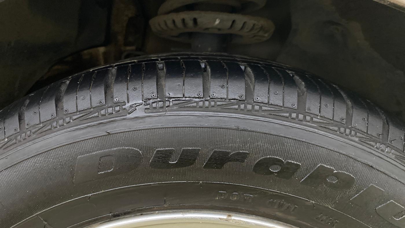 2014 Volkswagen Vento HIGHLINE PETROL AT, Petrol, Automatic, 32,543 km, Right Front Tyre Tread