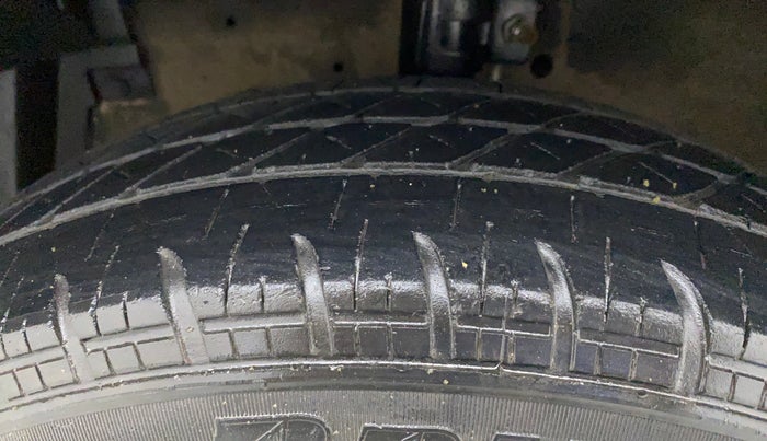 2015 Maruti Swift VXI, Petrol, Manual, 85,556 km, Left Front Tyre Tread