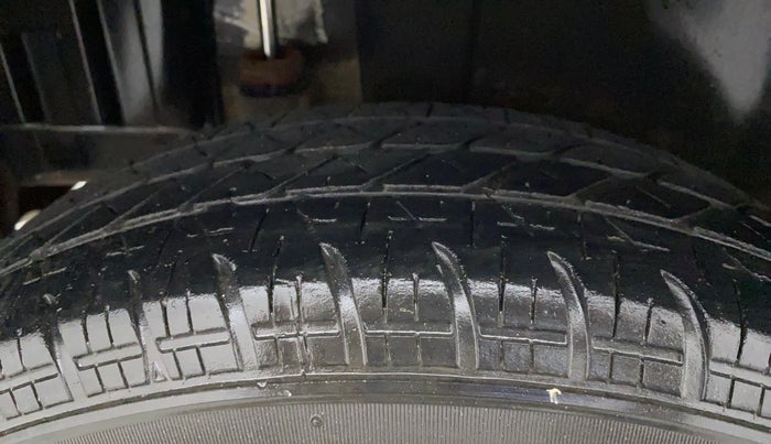 2015 Maruti Swift VXI, Petrol, Manual, 85,556 km, Right Rear Tyre Tread