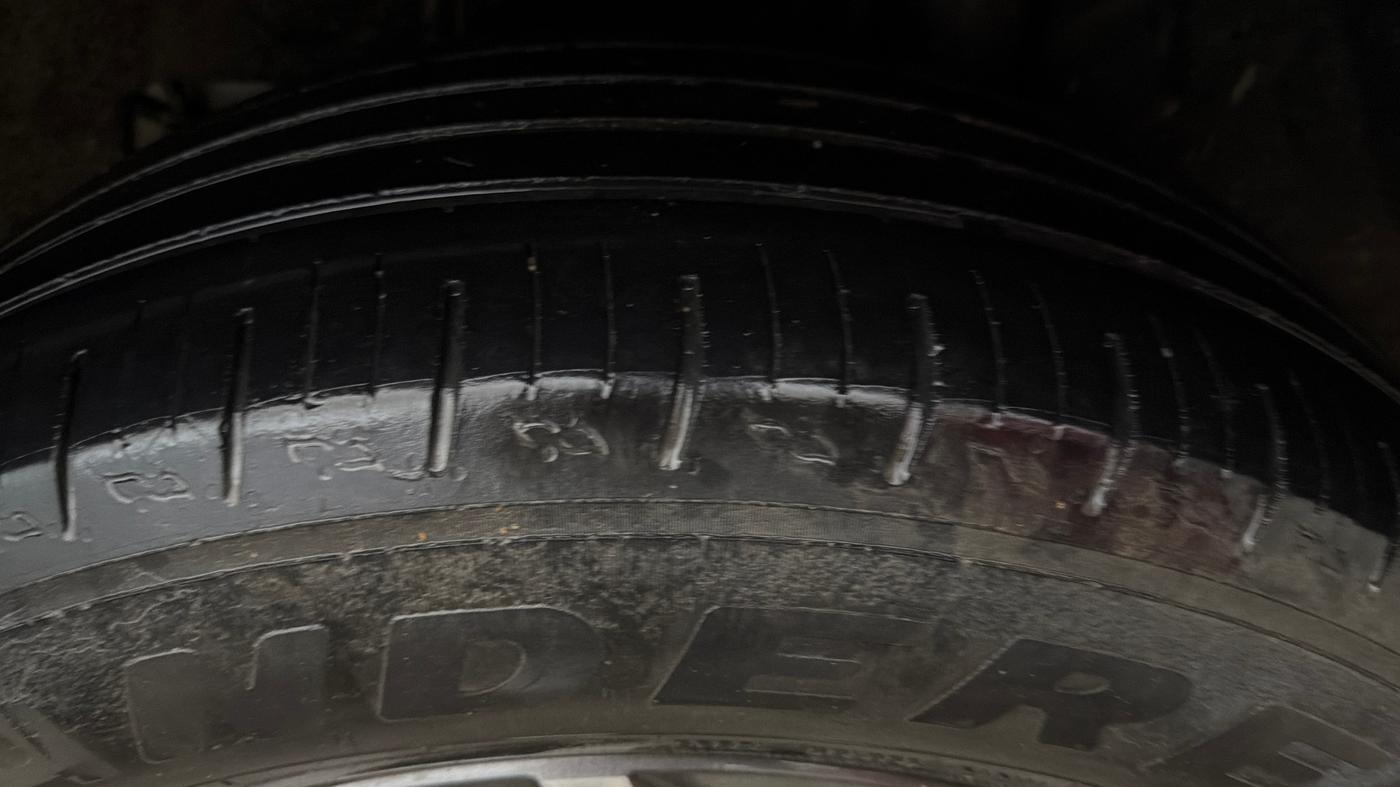 2022 Mahindra XUV700 AX 5 P MT 7 STR, Petrol, Manual, 70,941 km, Left Rear Tyre Tread