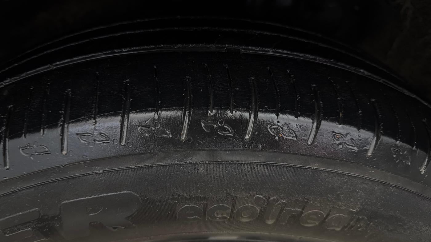 2022 Mahindra XUV700 AX 5 P MT 7 STR, Petrol, Manual, 70,941 km, Left Front Tyre Tread