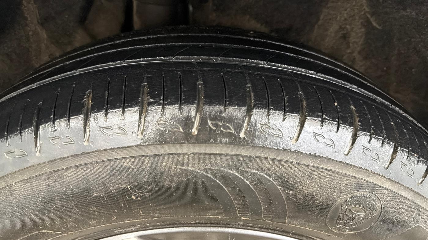 2022 Mahindra XUV700 AX 5 P MT 7 STR, Petrol, Manual, 70,941 km, Right Rear Tyre Tread