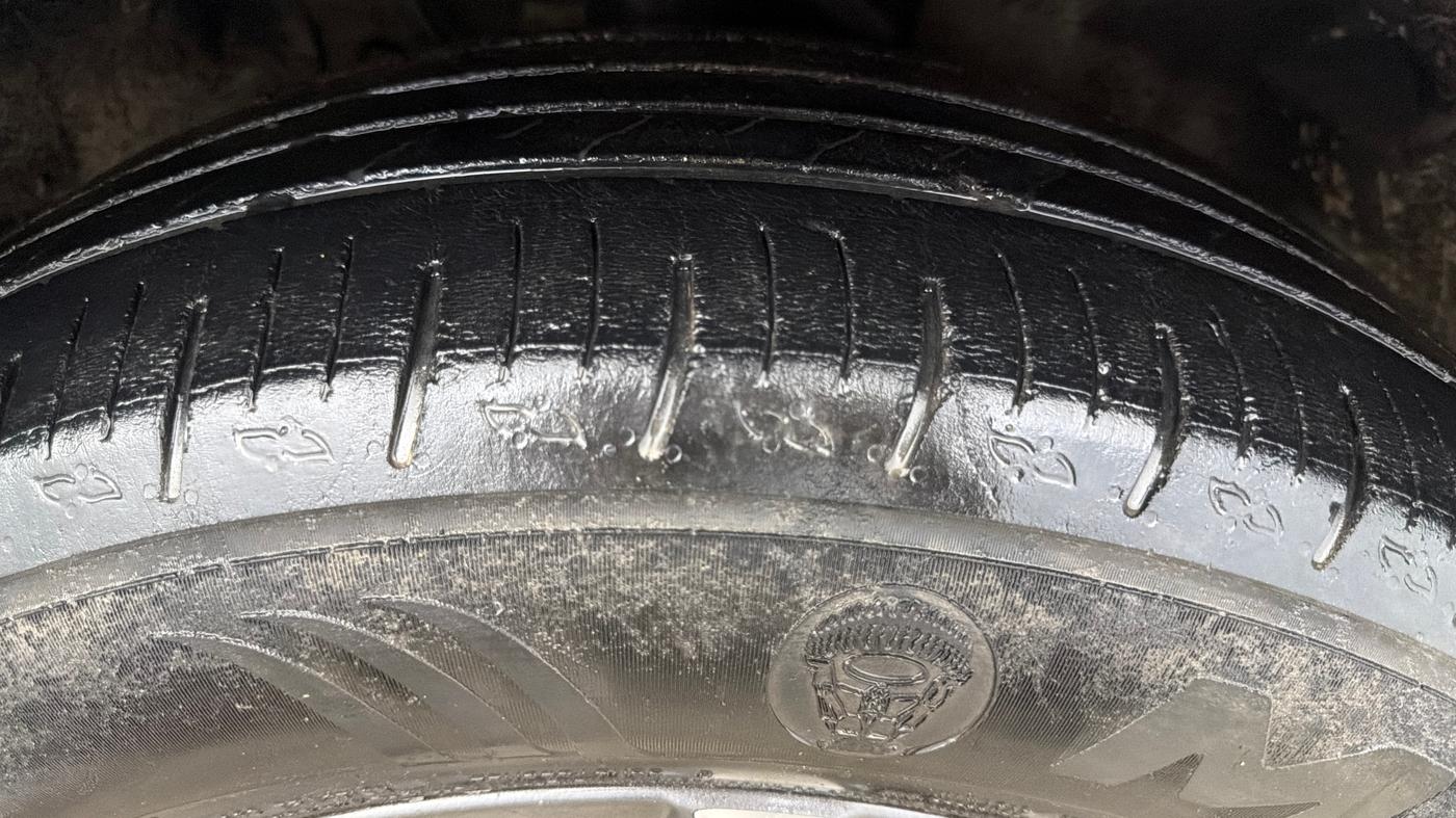 2022 Mahindra XUV700 AX 5 P MT 7 STR, Petrol, Manual, 70,941 km, Right Front Tyre Tread
