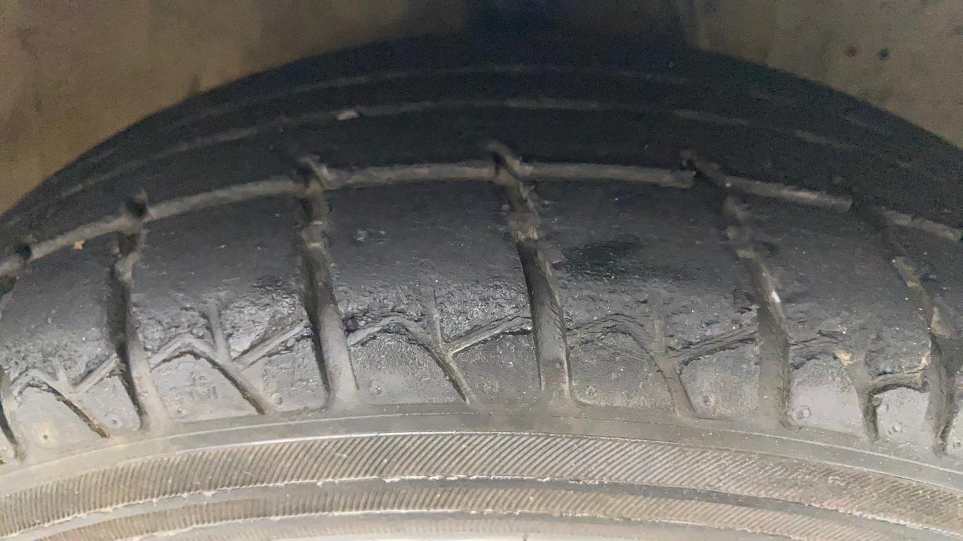 2017 Hyundai Eon MAGNA +, Petrol, Manual, 76,570 km, Right Front Tyre Tread