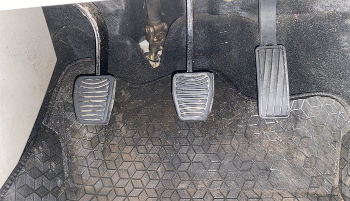 2019 Mahindra XUV300 W6 1.2 PETROL, Petrol, Manual, 83,366 km, Pedals