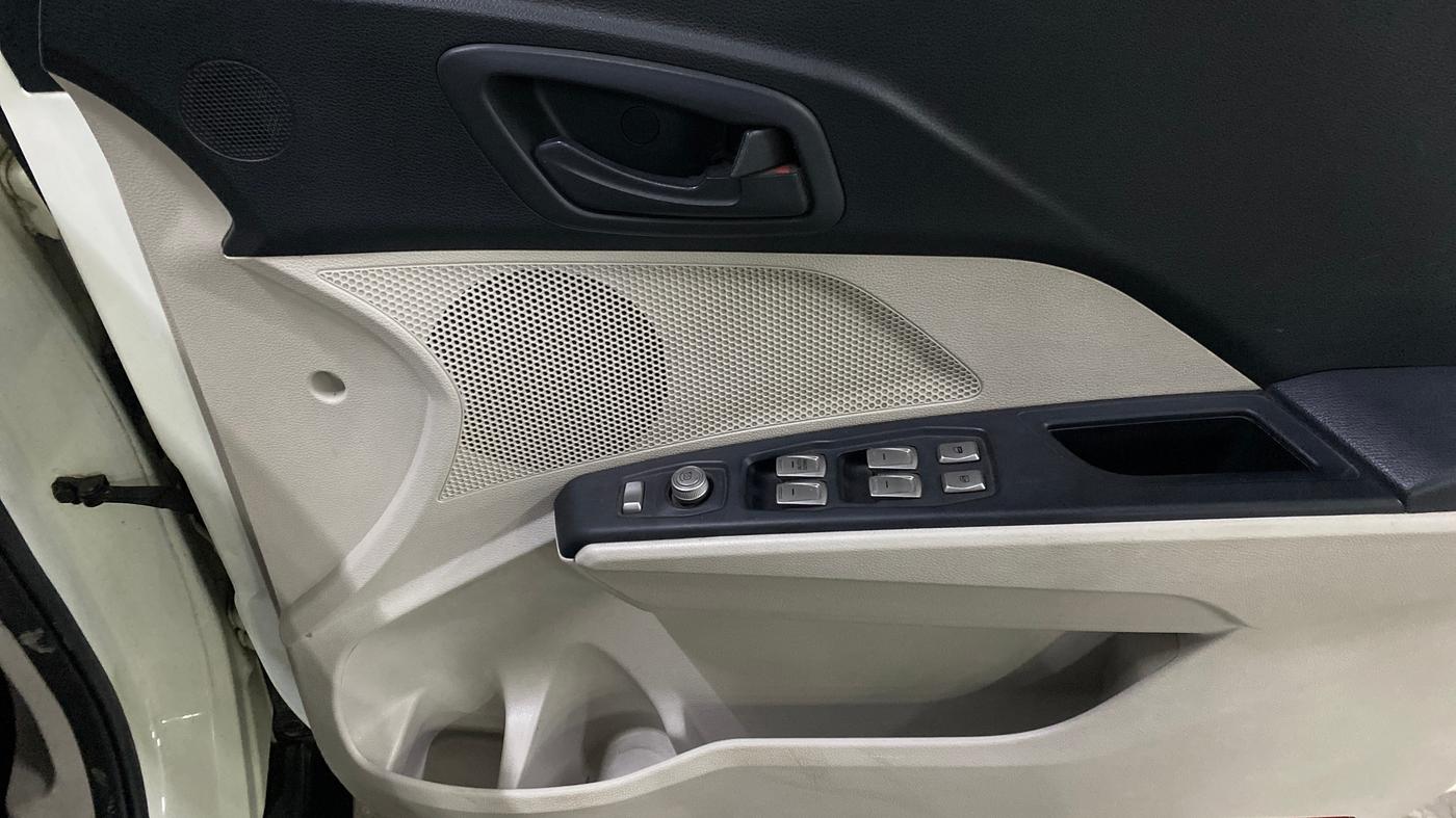2019 Mahindra XUV300 W6 1.2 PETROL, Petrol, Manual, 83,366 km, Driver Side Door Panels Control
