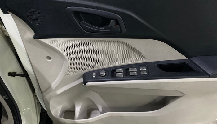 2019 Mahindra XUV300 W6 1.2 PETROL, Petrol, Manual, 83,366 km, Driver Side Door Panels Control
