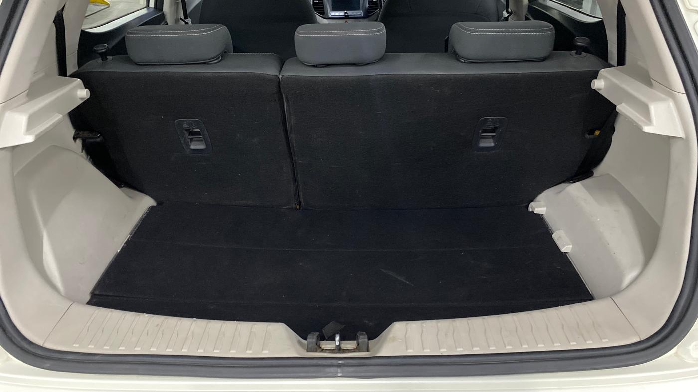 2019 Mahindra XUV300 W6 1.2 PETROL, Petrol, Manual, 83,366 km, Boot Inside