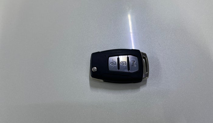 2019 Mahindra XUV300 W6 1.2 PETROL, Petrol, Manual, 83,366 km, Key Close Up