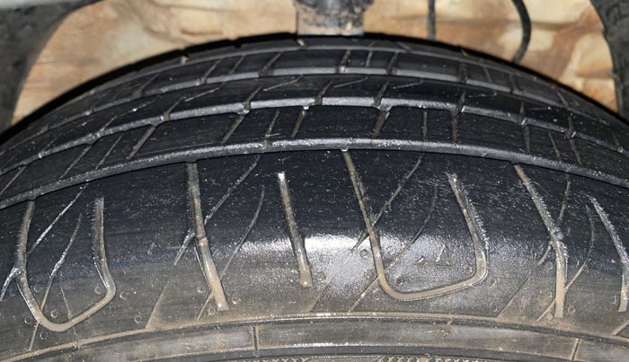 2019 Mahindra XUV300 W6 1.2 PETROL, Petrol, Manual, 83,366 km, Right Front Tyre Tread