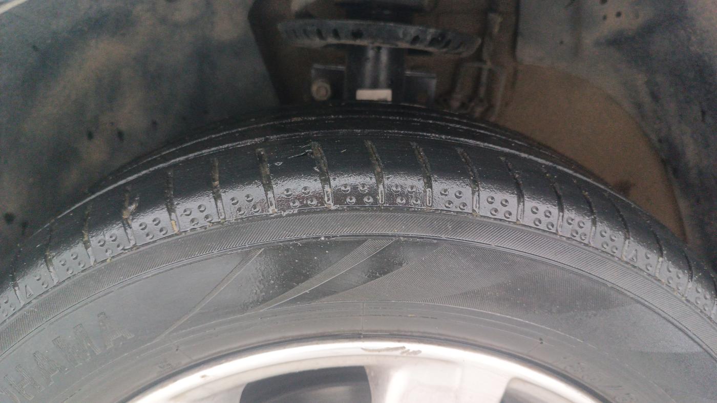 2014 Volkswagen Polo COMFORTLINE 1.5L, Diesel, Manual, 70,007 km, Left Front Tyre Tread