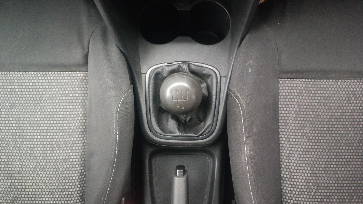 2014 Volkswagen Polo COMFORTLINE 1.5L, Diesel, Manual, 70,007 km, Gear Lever