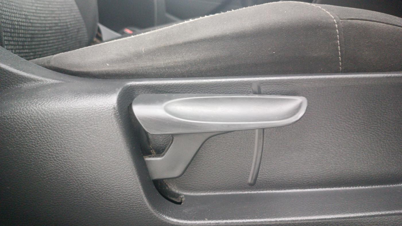 2014 Volkswagen Polo COMFORTLINE 1.5L, Diesel, Manual, 70,007 km, Driver Side Adjustment Panel