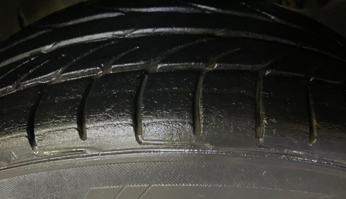 2014 Ford Ecosport TITANIUM 1.0L ECOBOOST, Petrol, Manual, 1,06,819 km, Right Front Tyre Tread