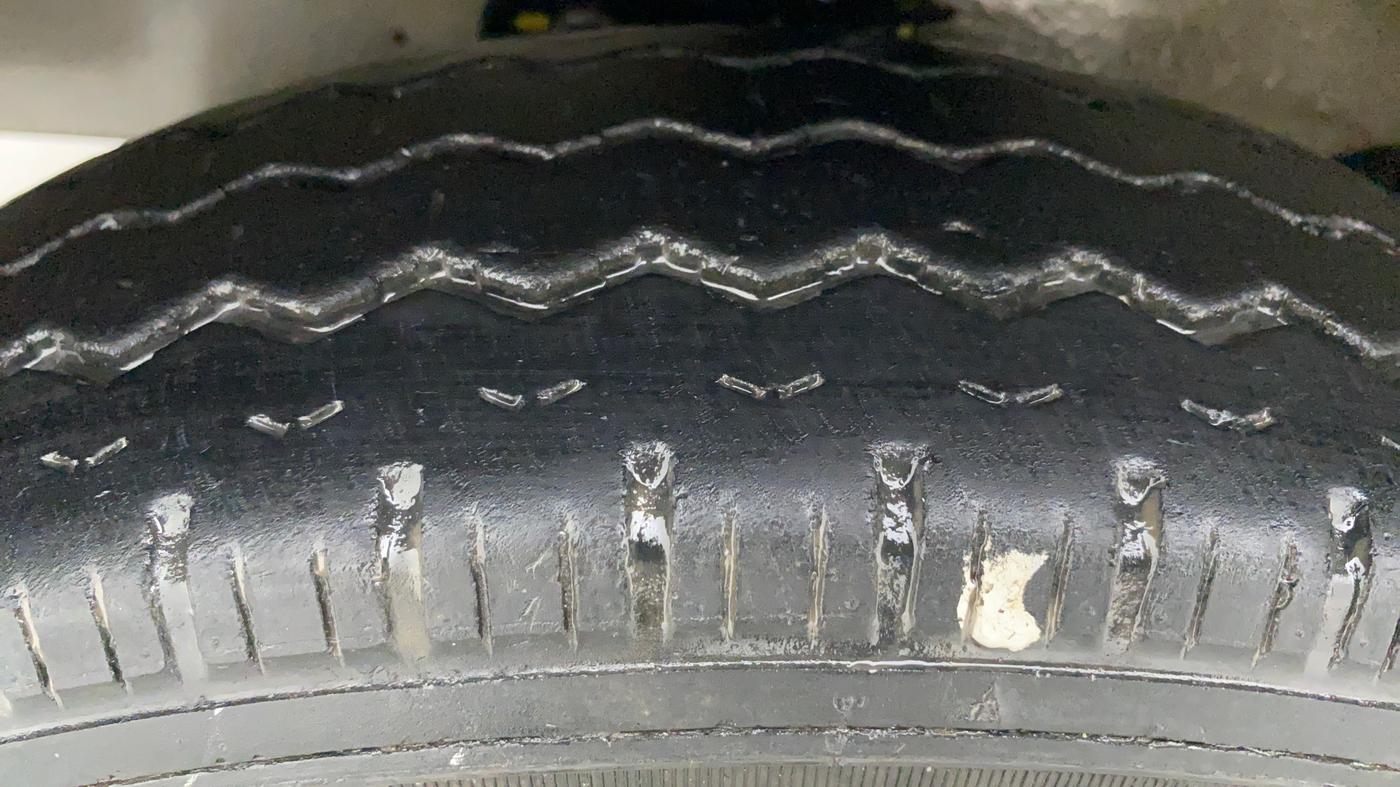 2019 Maruti Eeco 7 STR, CNG, Manual, 31,626 km, Left Front Tyre Tread