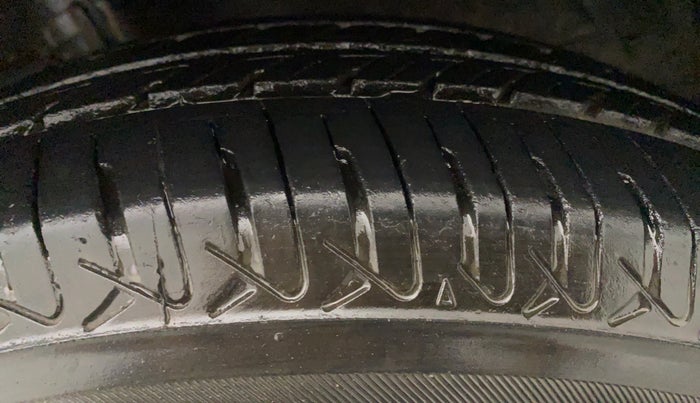 2017 Maruti Swift VXI, Petrol, Manual, 37,591 km, Left Front Tyre Tread