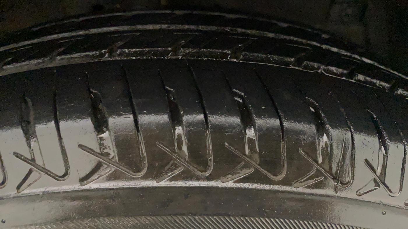 2017 Maruti Swift VXI, Petrol, Manual, 37,591 km, Right Front Tyre Tread