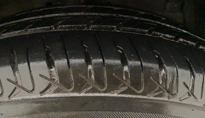 2017 Maruti Swift VXI, Petrol, Manual, 37,591 km, Right Front Tyre Tread