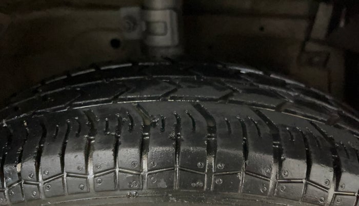 2015 Maruti Swift Dzire VXI, Petrol, Manual, 30,388 km, Right Front Tyre Tread