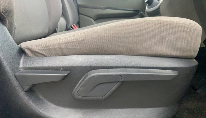 2016 Mahindra Kuv100 K6 PLUS 6 STR, Petrol, Manual, 37,851 km, Driver Side Adjustment Panel