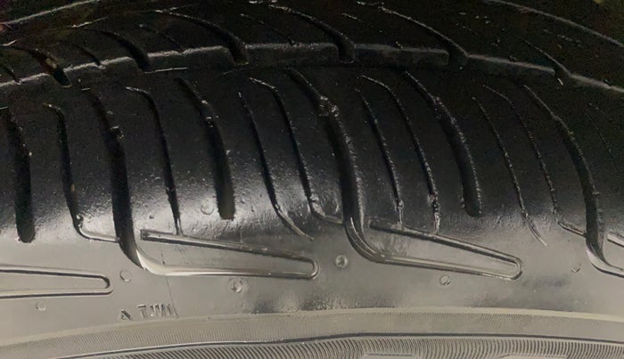 2016 Mahindra Kuv100 K6 PLUS 6 STR, Petrol, Manual, 37,851 km, Right Front Tyre Tread