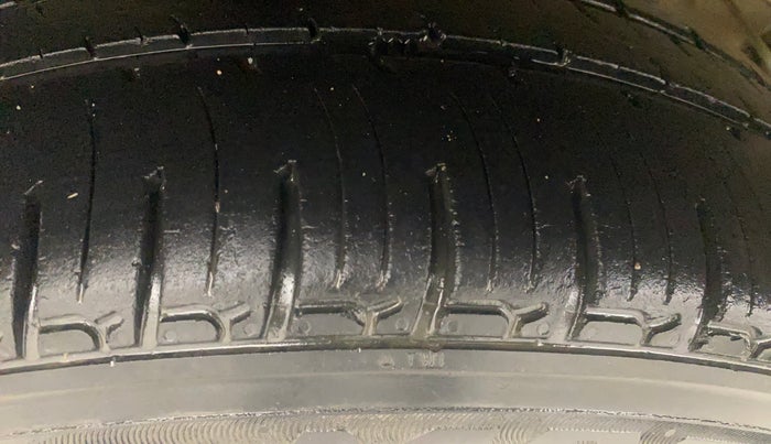 2016 Mahindra Kuv100 K6 PLUS 6 STR, Petrol, Manual, 37,851 km, Right Rear Tyre Tread