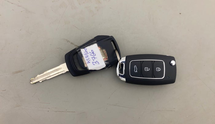 2016 Mahindra Kuv100 K6 PLUS 6 STR, Petrol, Manual, 37,851 km, Key Close Up