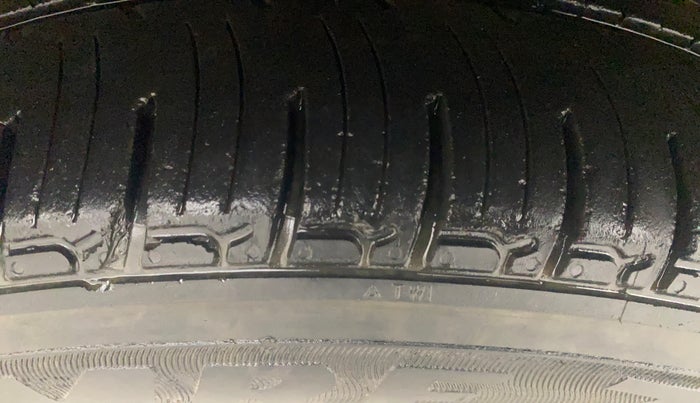 2016 Mahindra Kuv100 K6 PLUS 6 STR, Petrol, Manual, 37,851 km, Left Front Tyre Tread