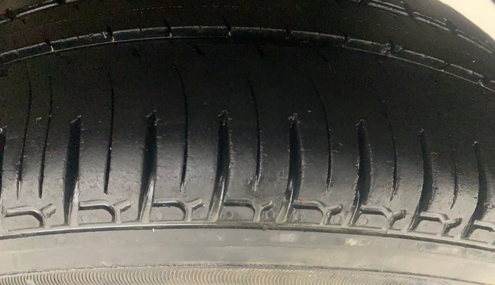 2016 Mahindra Kuv100 K6 PLUS 6 STR, Petrol, Manual, 37,851 km, Left Rear Tyre Tread