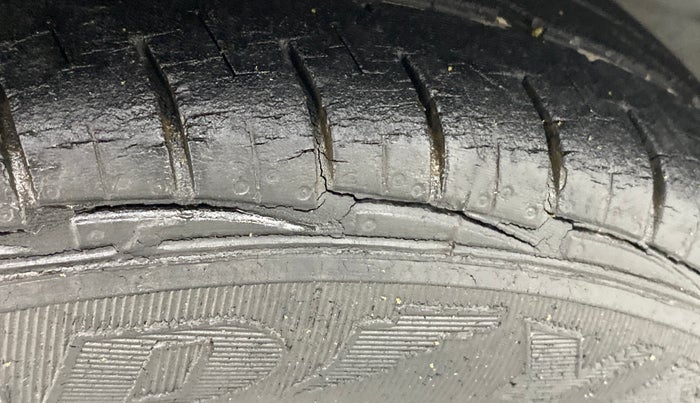 2013 Hyundai Eon ERA +, Petrol, Manual, 24,996 km, Left front tyre - Minor crack