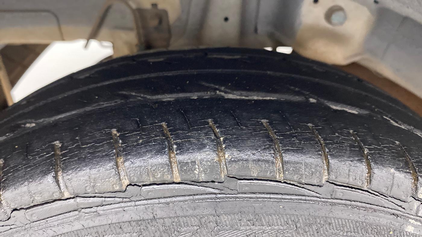 2013 Hyundai Eon ERA +, Petrol, Manual, 24,996 km, Right Rear Tyre Tread