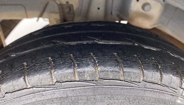 2013 Hyundai Eon ERA +, Petrol, Manual, 24,996 km, Right Rear Tyre Tread