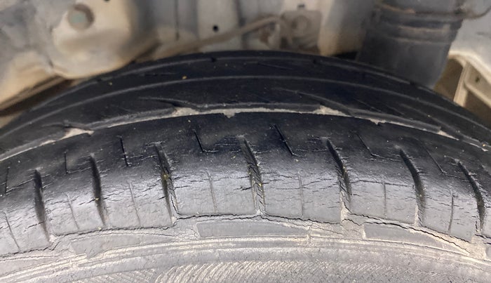 2013 Hyundai Eon ERA +, Petrol, Manual, 24,996 km, Left Rear Tyre Tread