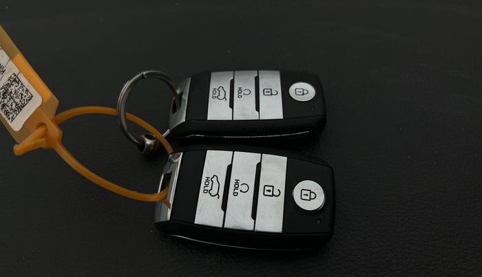 2023 KIA CARENS  PRESTIGE PLUS 1.5 TURBO PETROL DCT 7 STR, Petrol, Automatic, 1,09,018 km, Key Close Up