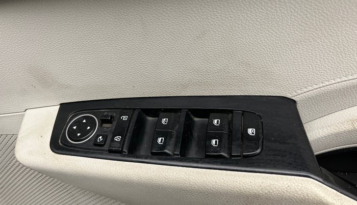 2023 KIA CARENS  PRESTIGE PLUS 1.5 TURBO PETROL DCT 7 STR, Petrol, Automatic, 1,09,018 km, Driver Side Door Panels Control