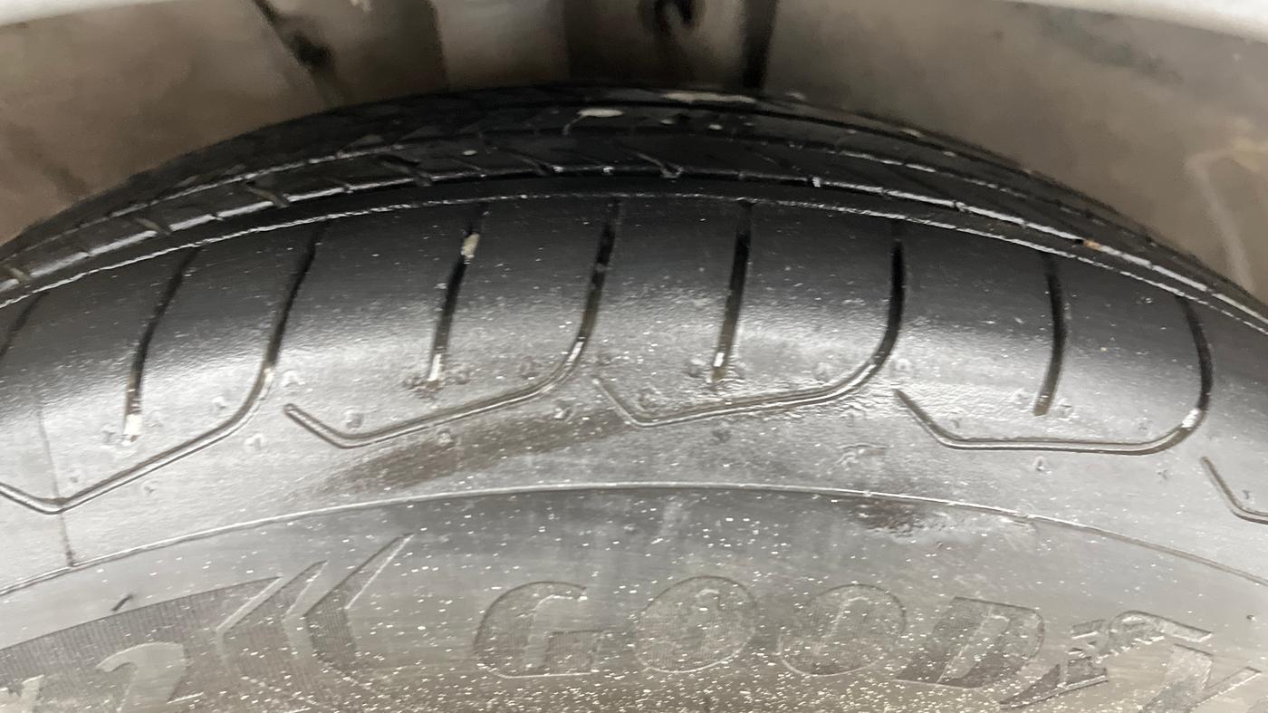 2023 KIA CARENS  PRESTIGE PLUS 1.5 TURBO PETROL DCT 7 STR, Petrol, Automatic, 1,08,754 km, Right Front Tyre Tread