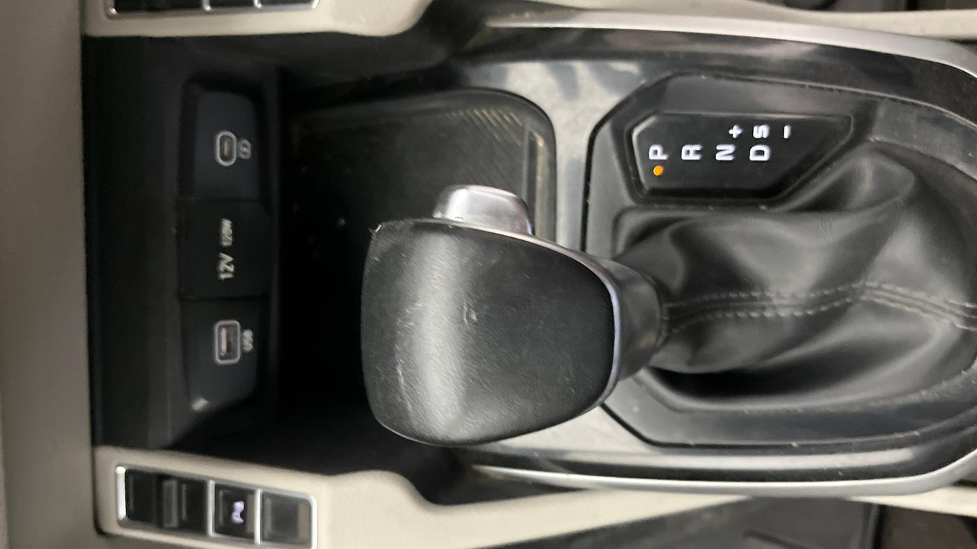 2023 KIA CARENS  PRESTIGE PLUS 1.5 TURBO PETROL DCT 7 STR, Petrol, Automatic, 1,08,754 km, Gear Lever