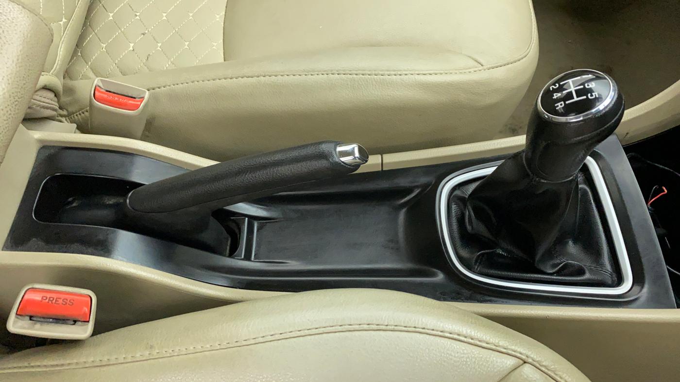 2017 Maruti Ciaz DELTA 1.4 VVT, Petrol, Manual, 66,931 km, Gear Lever