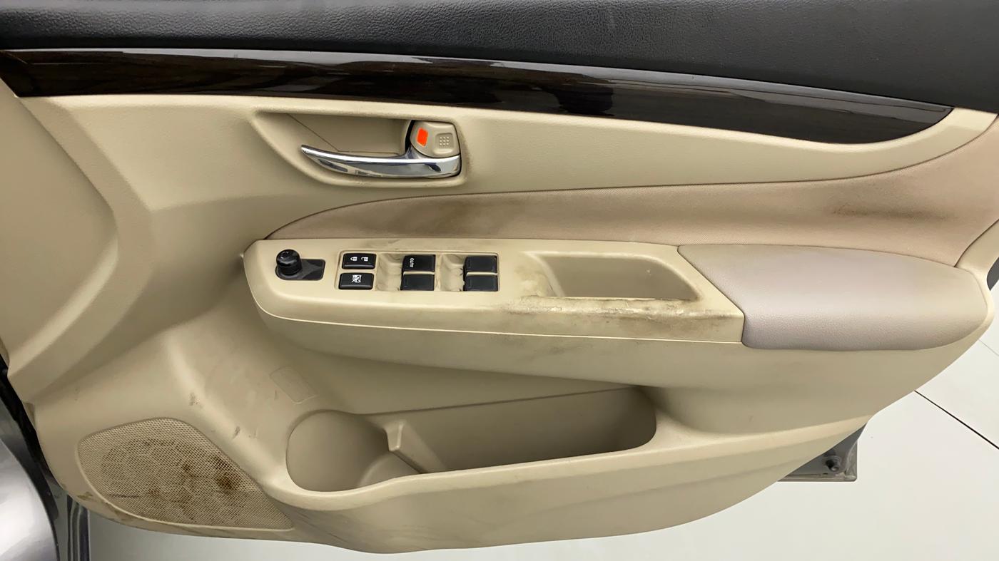 2017 Maruti Ciaz DELTA 1.4 VVT, Petrol, Manual, 66,931 km, Driver Side Door Panels Control