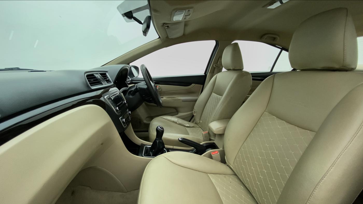 2017 Maruti Ciaz DELTA 1.4 VVT, Petrol, Manual, 66,931 km, Right Side Front Door Cabin