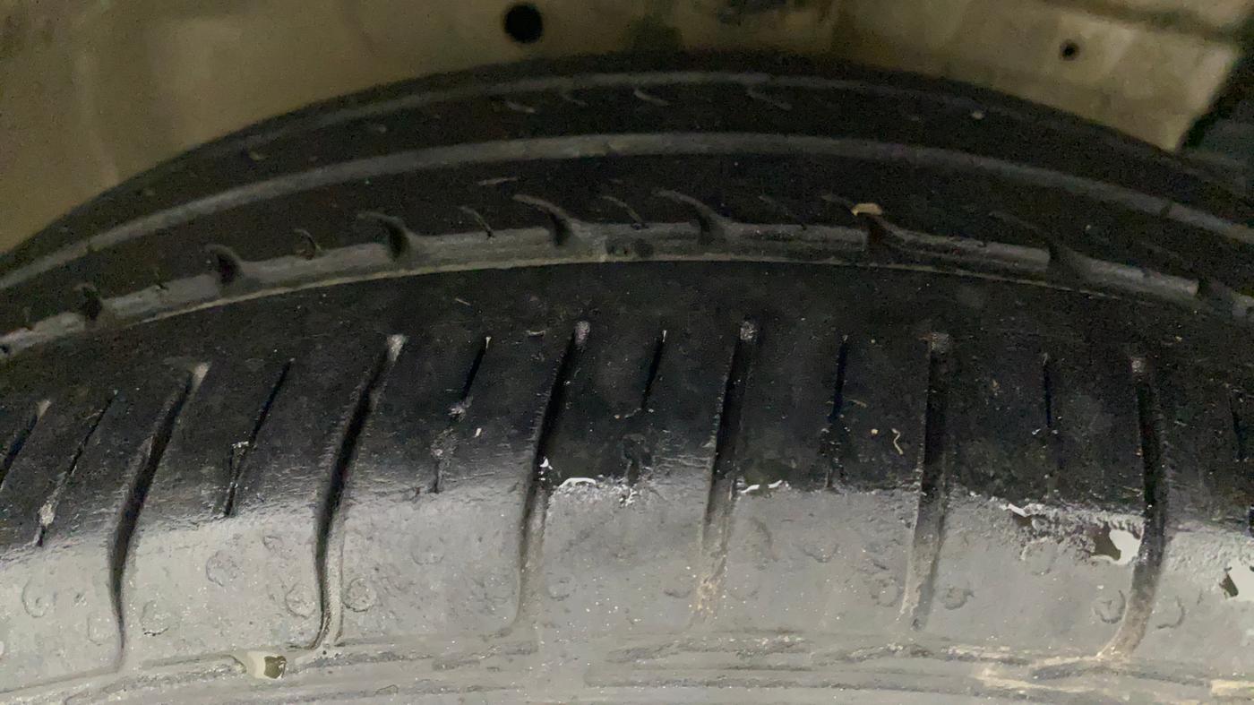 2014 Maruti Ertiga VXI, Petrol, Manual, 43,894 km, Right Front Tyre Tread
