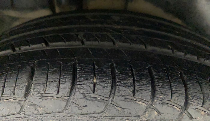 2014 Maruti Ertiga VXI, Petrol, Manual, 43,894 km, Right Rear Tyre Tread