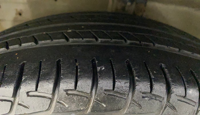 2014 Maruti Ertiga VXI, Petrol, Manual, 43,894 km, Left Front Tyre Tread