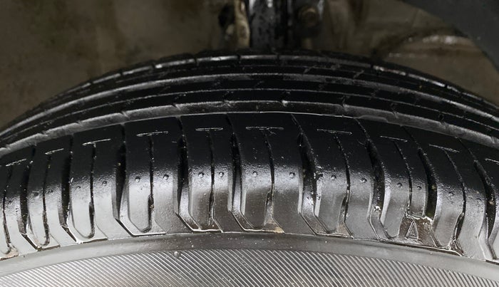 2018 Maruti Dzire VDI, Diesel, Manual, 36,182 km, Right Front Tyre Tread