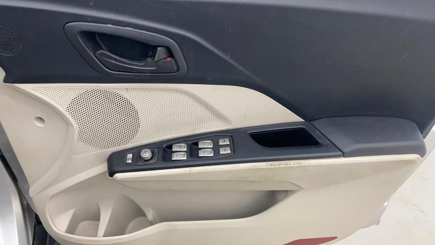 2019 Mahindra XUV300 W4 1.2 PETROL, Petrol, Manual, 76,449 km, Driver Side Door Panels Control